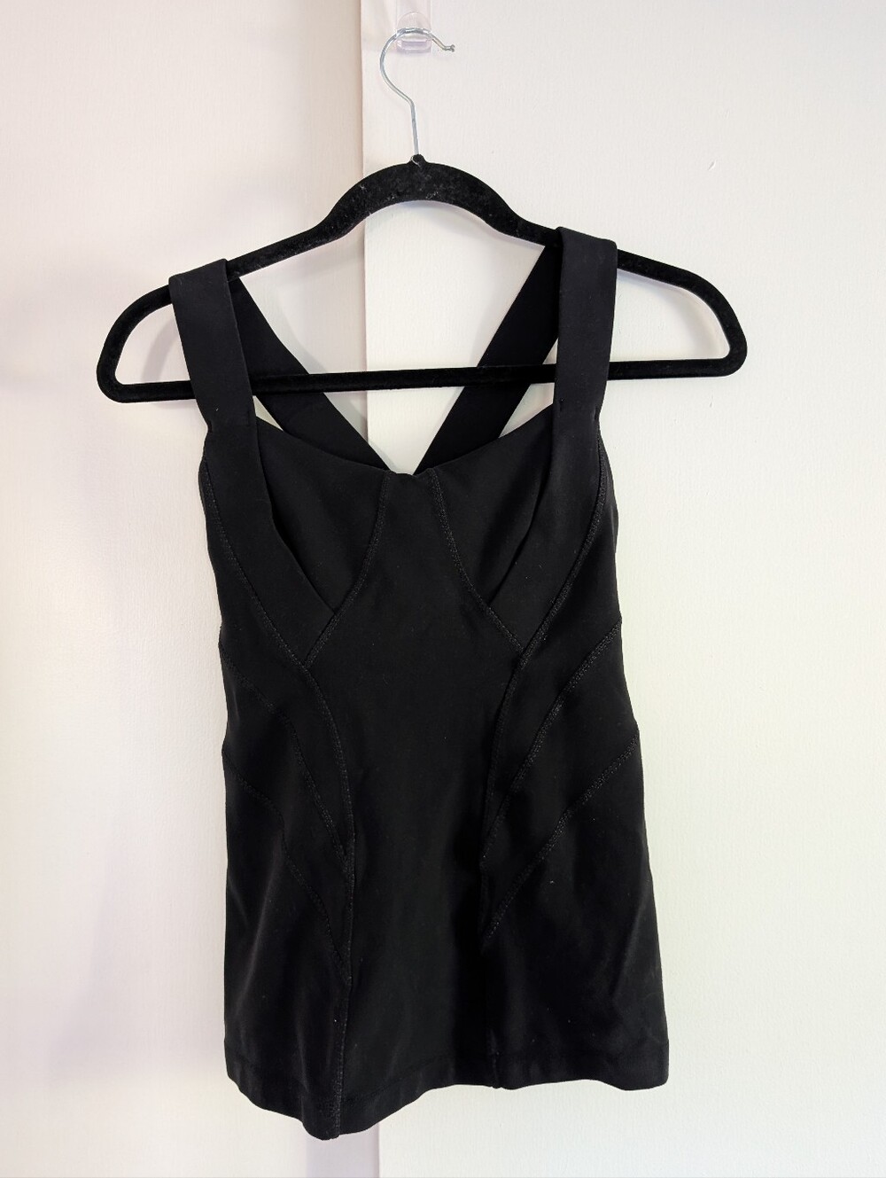 lululemon Size 6 Black Workout Tank Top w Key Pocket in the Back & Buit In Bra